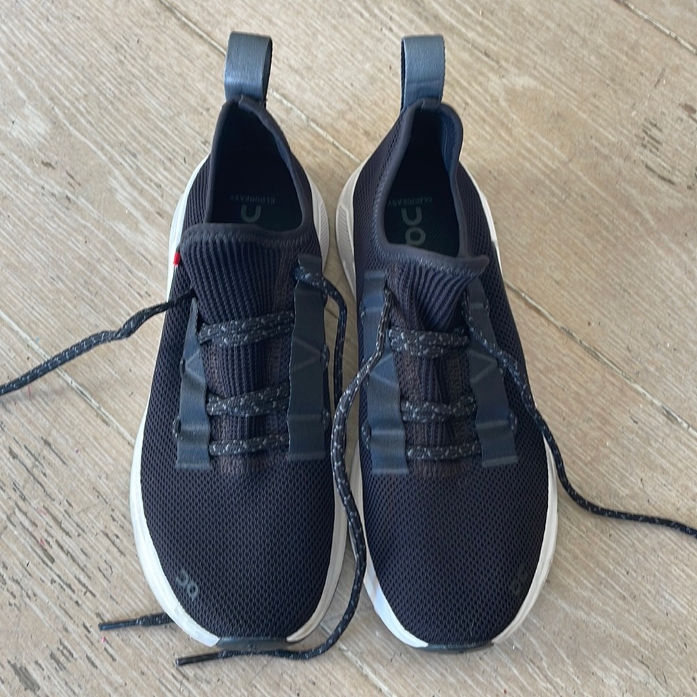On Cloud size 8 mesh sneakers